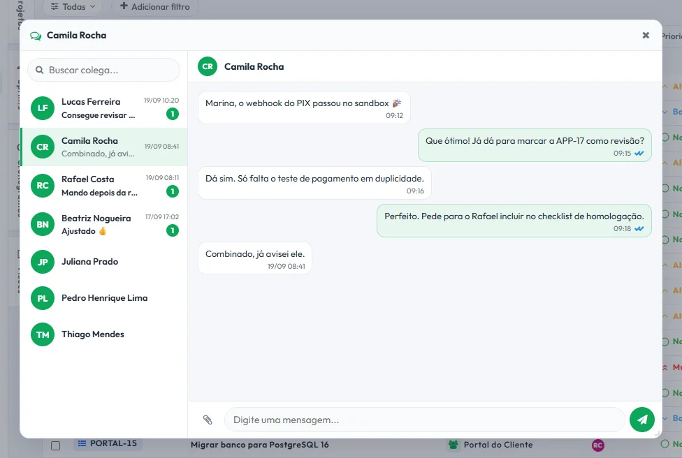 Janela flutuante de chat interno da Tasskee aberta sobre a lista de tarefas